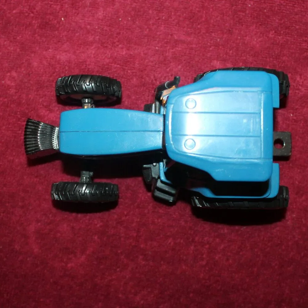 ERTL Die-cast collectible model of a New Holland 8670 tractor